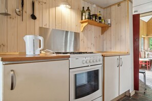 Kjøleskap, ovn og kjøkkenutstyr