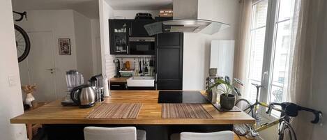 Lave-vaisselle, blender, batterie de cuisine, vaisselle et ustensiles