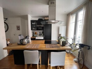 Een vaatwasser, een blender, kookgerei, borden en bestek