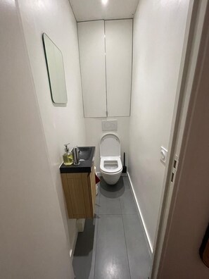 Een haardroger, handdoeken, zeep, toiletpapier