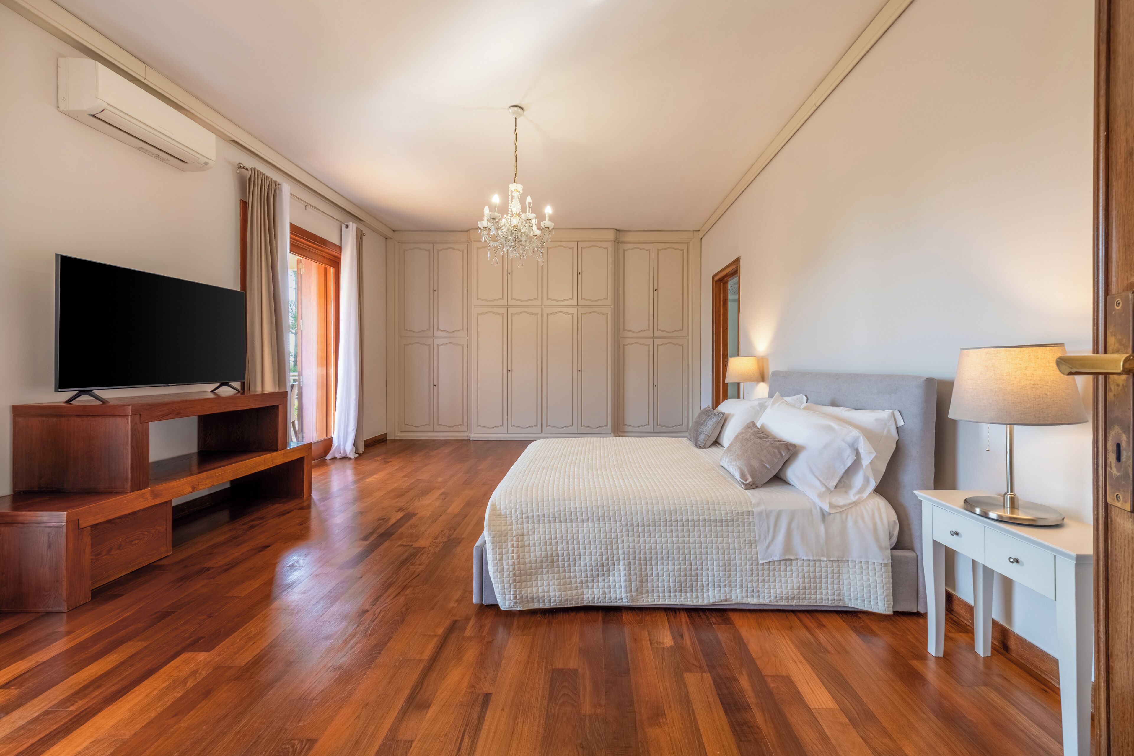 Superior Room, Partial Sea View | Hypo-allergenic bedding, down comforters, minibar, in-room safe