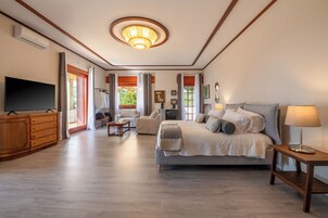 Quarto superior, vista para o jardim | Roupas de cama antialérgicas, edredons de pluma, frigobar