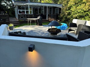 A patio with outdoor furniture, a fire pit, and a covered seating area. - Wonderful 100 sqm holiday home600m from the sea (Gilleleje)