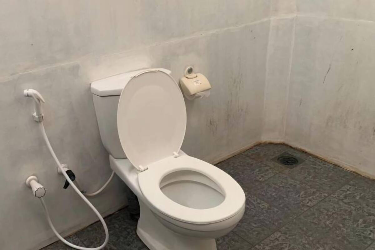 Bathroom | Shower, free toiletries, towels