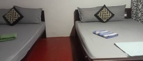 Schallisolierte Zimmer, kostenloses WLAN, Bettwäsche