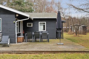 Outdoor dining - Lovely Retreat in the Plantation (Frederiksværk)