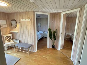2 bedrooms, iron/ironing board, free WiFi, wheelchair access