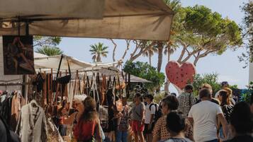 Ein belebter Markt im Freien mit zahlreichen Ständen und Besuchern.