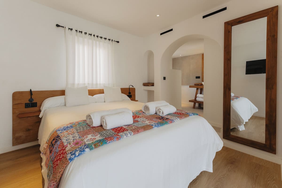 Een minibar, een laptopwerkplek, gratis wifi, beddengoed