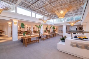 5 restaurants, breakfast served