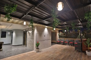 Outdoor dining - Hotel Candle Wood By A Plus Hospitality (Udaipur)