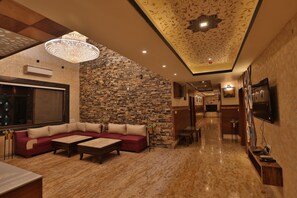 32 inci televisyen LED dengan satelit 