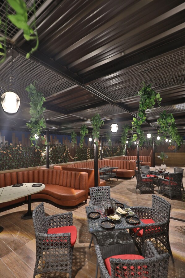 Family dining - Hotel Candle Wood By A Plus Hospitality (Udaipur)