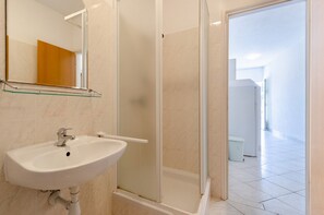 Apartment (Apartments Katica's Place - Two Bedro) | Bathroom | Shower, towels - Apartments Katica's Place (Blato)