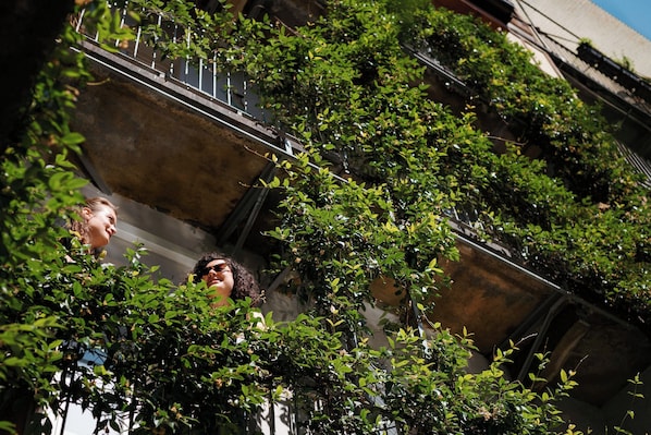 A building with a concrete facade and a metal railing. - Tomato Urban Retreat (Turin)