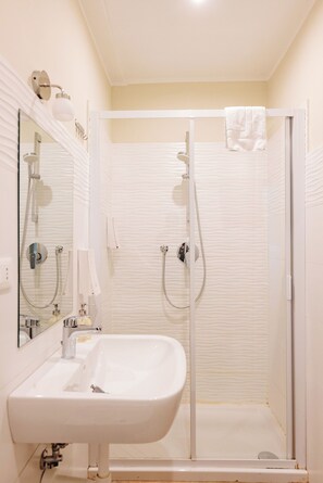 Dortoir partagé mixte 4 lits | Bathroom | Shower, hair dryer, towels, soap - Tomato Urban Retreat (Turin)