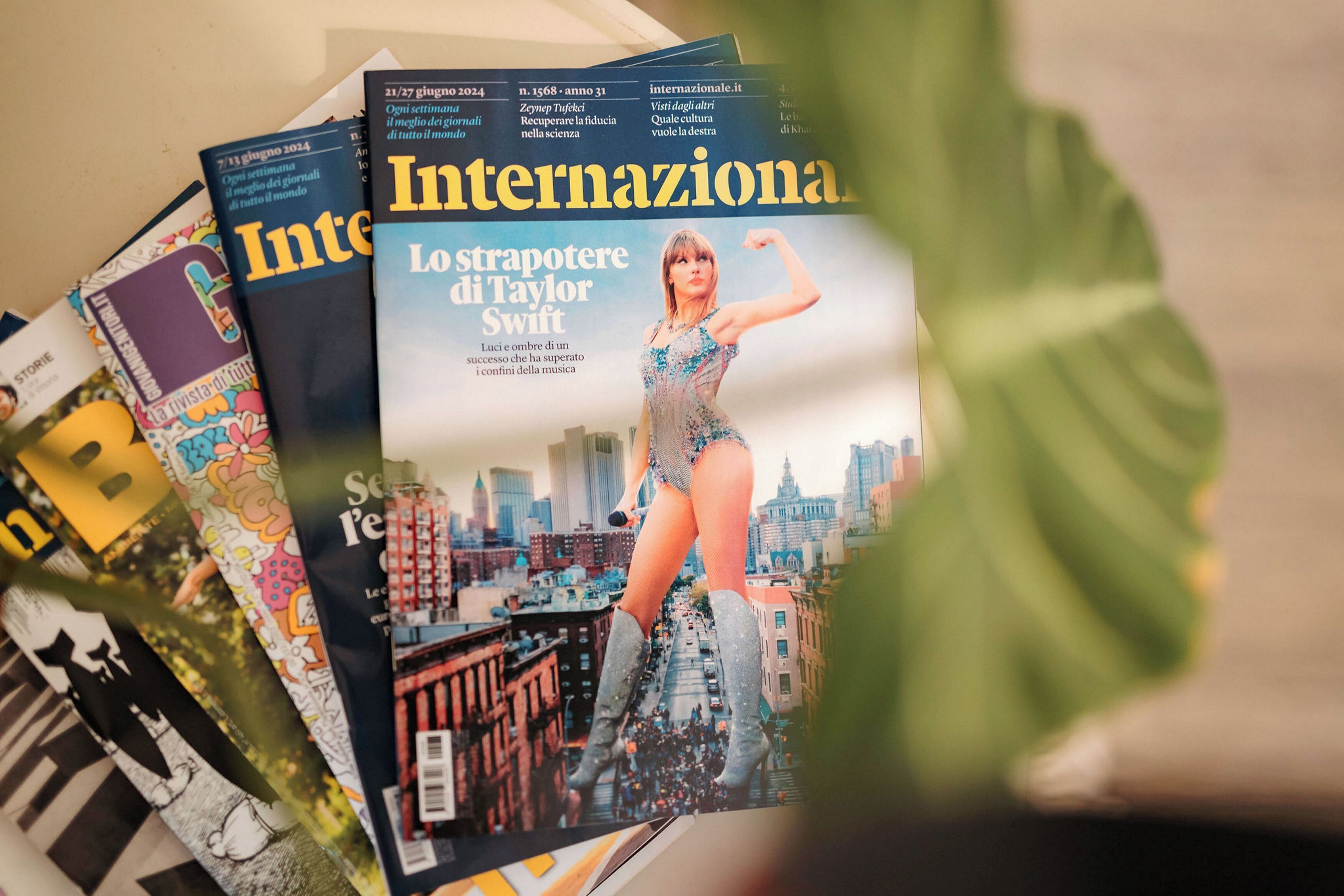 Una pila de revistas con la portada de Taylor Swift.