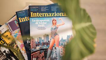Una pila de revistas con la portada de Taylor Swift.