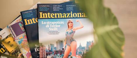 Una pila de revistas con la portada de Taylor Swift.