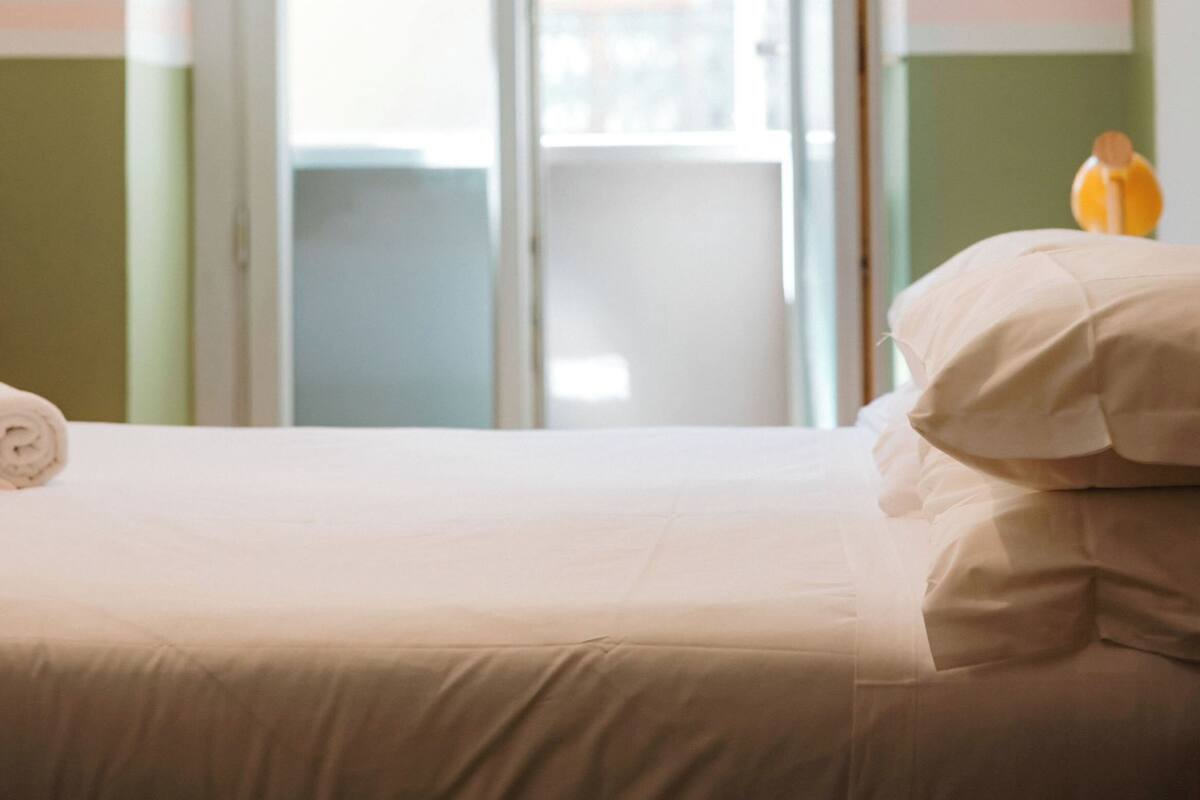 Single room with balcony | Free WiFi, bed sheets