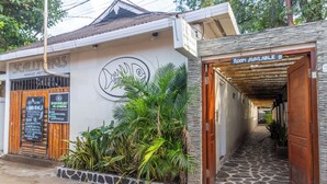 A building with a sign for 'Scallywags Mango Motel' and a 'Room Available' sign. - Scallywags Mango (Gili Air)