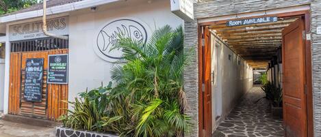 Un edificio con un letrero que dice 'Scallywags Mango Motel' y un letrero de 'Habitación disponible'.