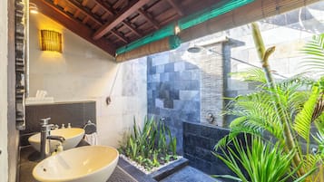 Bungalow Deluxe, vista piscina (Mango Retreat) | Bagno | Doccia, asciugacapelli, asciugamani, sapone