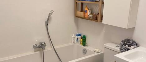 Dusche, Haartrockner, Seife, Shampoo