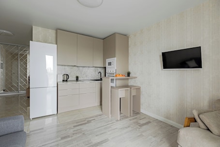 Refrigerador con freezer, microondas, horno, placa de cocina