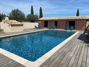 Una piscina al aire libre