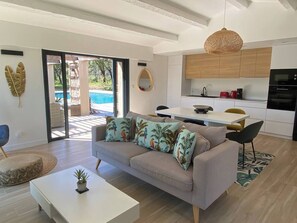 Tv, dvd-afspiller, bøger, stereoanlæg