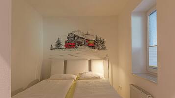 Familienapartment, Hügelblick | Zimmersafe, Schreibtisch, Verdunkelungsvorhänge, kostenloses WLAN
