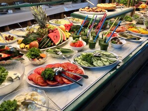 A buffet with various fruits, vegetables, and salads. - Hotel der Kräuterhof (Wernigerode)