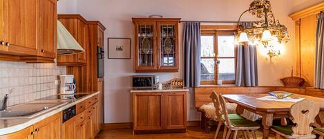 Mikrowelle, Herdplatte, Geschirrspüler