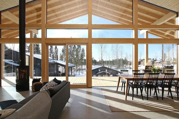 Villa, 5 habitaciones, vista parcial al lago | Área de sala de estar