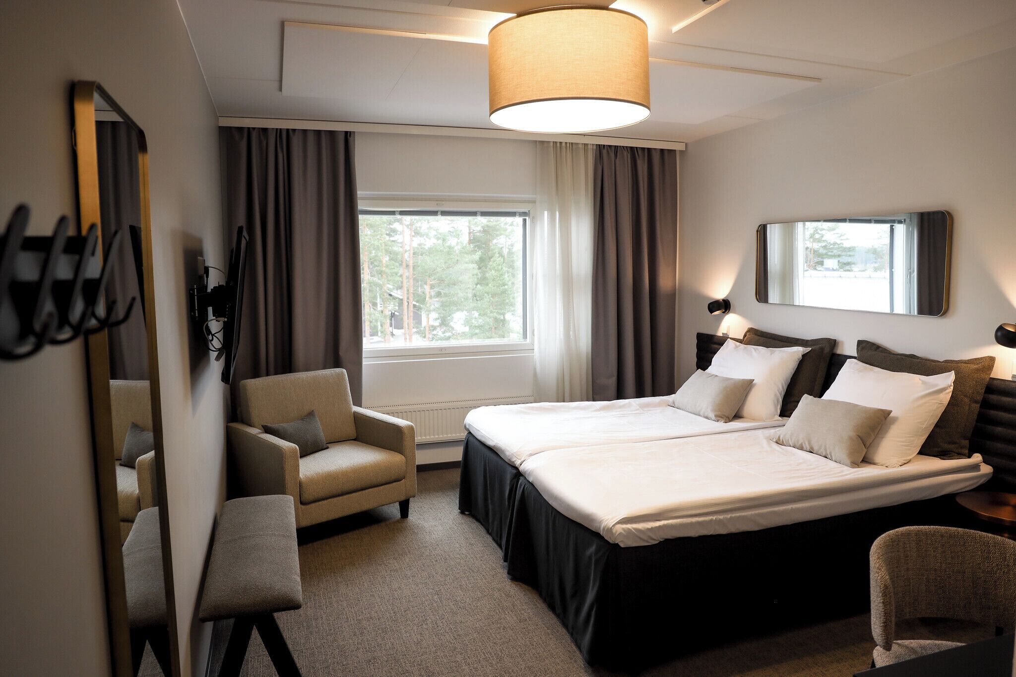 Quarto duplo luxo, vista parcial para o lago | Wi-Fi de cortesia