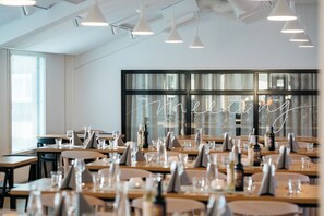 Breakfast, lunch, dinner served; beach views - Eerikkilä Sport & Outdoor Resort (Tammela)