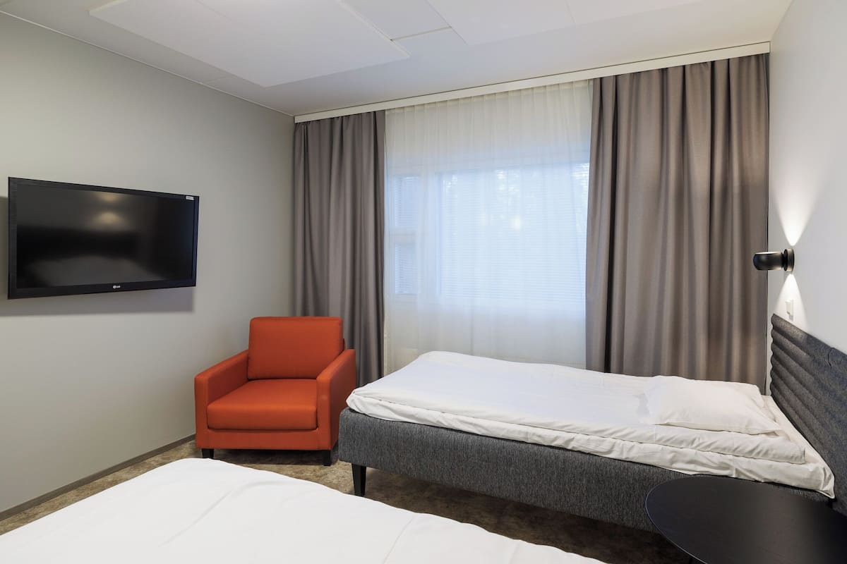 Standaard Twin kamer, gedeeltelijk uitzicht op meer | 3 slaapkamers, gratis wifi