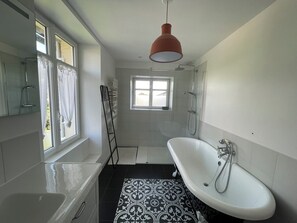 Douche, serviettes fournies, savon, papier toilette