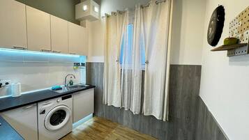 Een douche, een haardroger, handdoeken, zeep