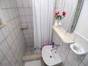 House (Two Bedroom Holiday Home with Terrace) | Bathroom | Shower, towels - Green Area Stone House (Vela Luka)