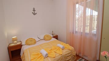 House (Two Bedroom Holiday Home with Terrace) | 2 bedrooms, free WiFi