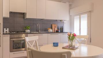 Kühlschrank, Mikrowelle, Ofen, Herdplatte