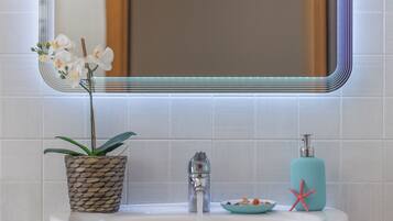 Doccia, asciugacapelli, bidet, asciugamani