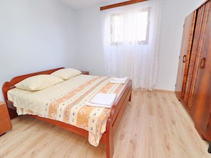 House (Four bedroom Holiday Home with Terrac)