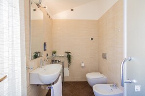 Amenidades de baño gratuitas, batas, pantuflas 