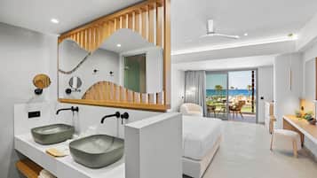 Superior-Doppelzimmer, Meerblick | Badezimmer | Dusche, umweltfreundliche Kosmetikartikel, Haartrockner, BademÀntel