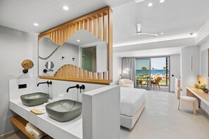 Superior tweepersoonskamer, uitzicht op zee | Badkamer | Een douche, milieuvriendelijk toiletgerief, een haardroger, badjassen