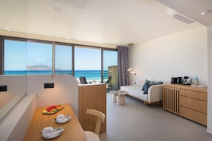 Suite superior, balcón, vistas al mar | Zona de estar | Smart TV de 55 pulgadas con canales por satélite, servicios de streaming