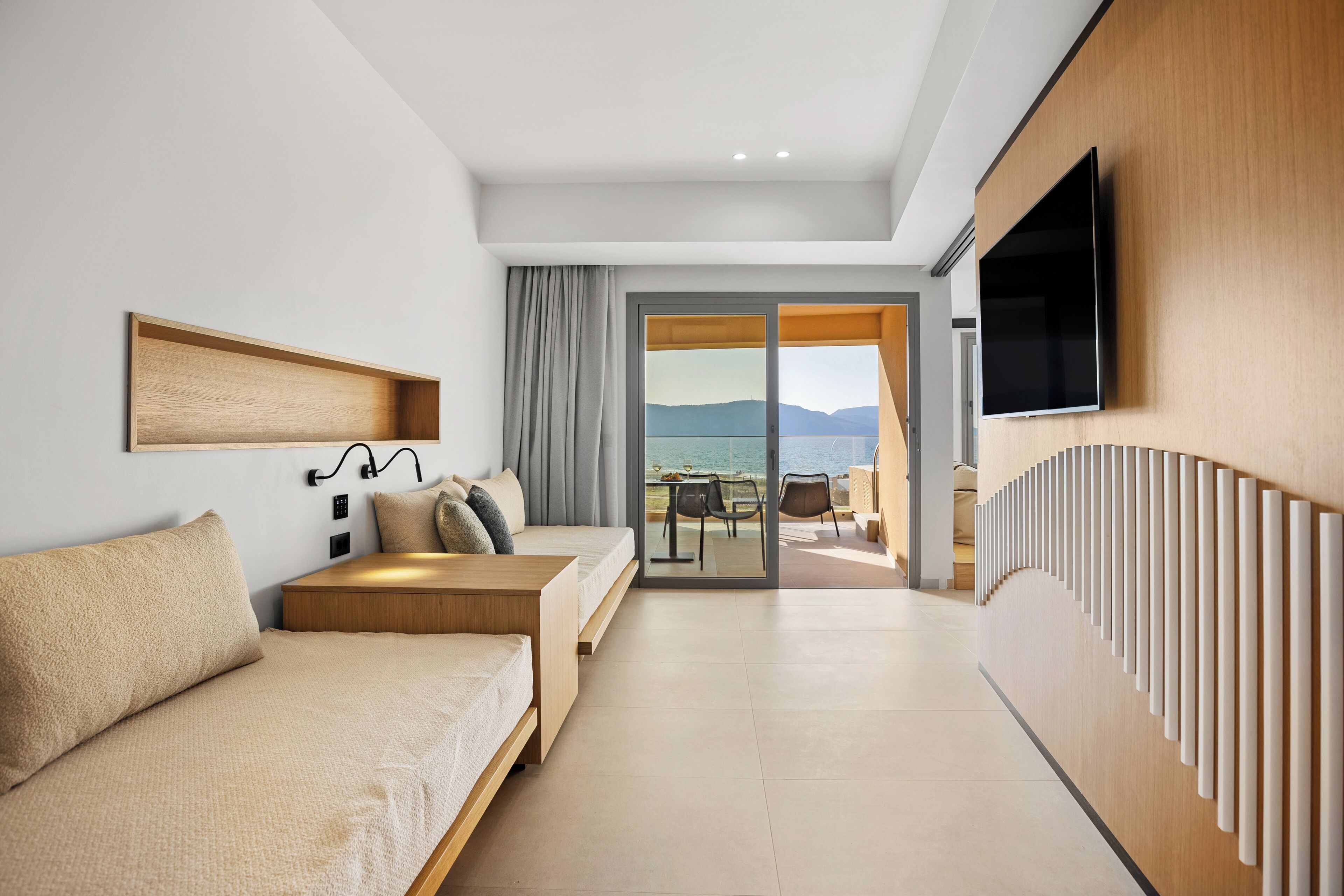 Suite de lujo, balcón, vista al mar | Minibar, caja de seguridad en la habitación y muebles diferentes 